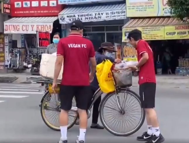 VEGAN FC sẻ chia bữa ăn với các cô chú anh chị lao động (Ảnh cắt từ clip)