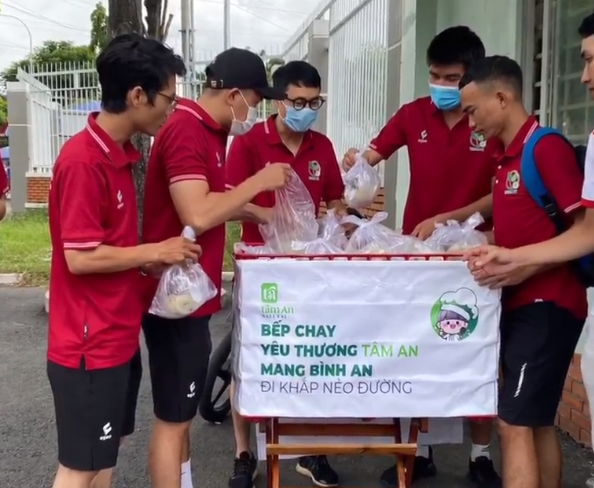 Đội bóng thường xuyên tham gia các hoạt động sẻ chia cộng đồng